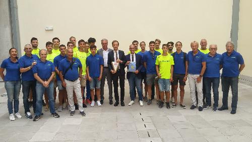 Il governatore Massimiliano Fedriga in una foto di gruppo con Trieste Atletica, ricevuta oggi nel Palazzo della Regione. A sinistra del governatore (destra nella foto) il presidente del sodalizio Omar Fanciullo, alla sua destra (sinistra nella foto) il vicepresidente Federico Pastor